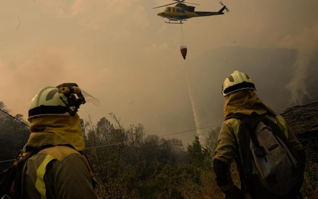 Los servicios de emergencias trabajan para extinguir el fuego