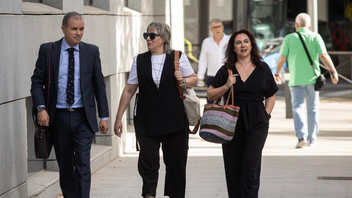 Dos de las testigos a su llegada a la Audiencia Nacional.