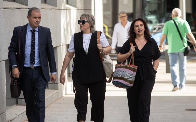 Dos de las testigos a su llegada a la Audiencia Nacional.