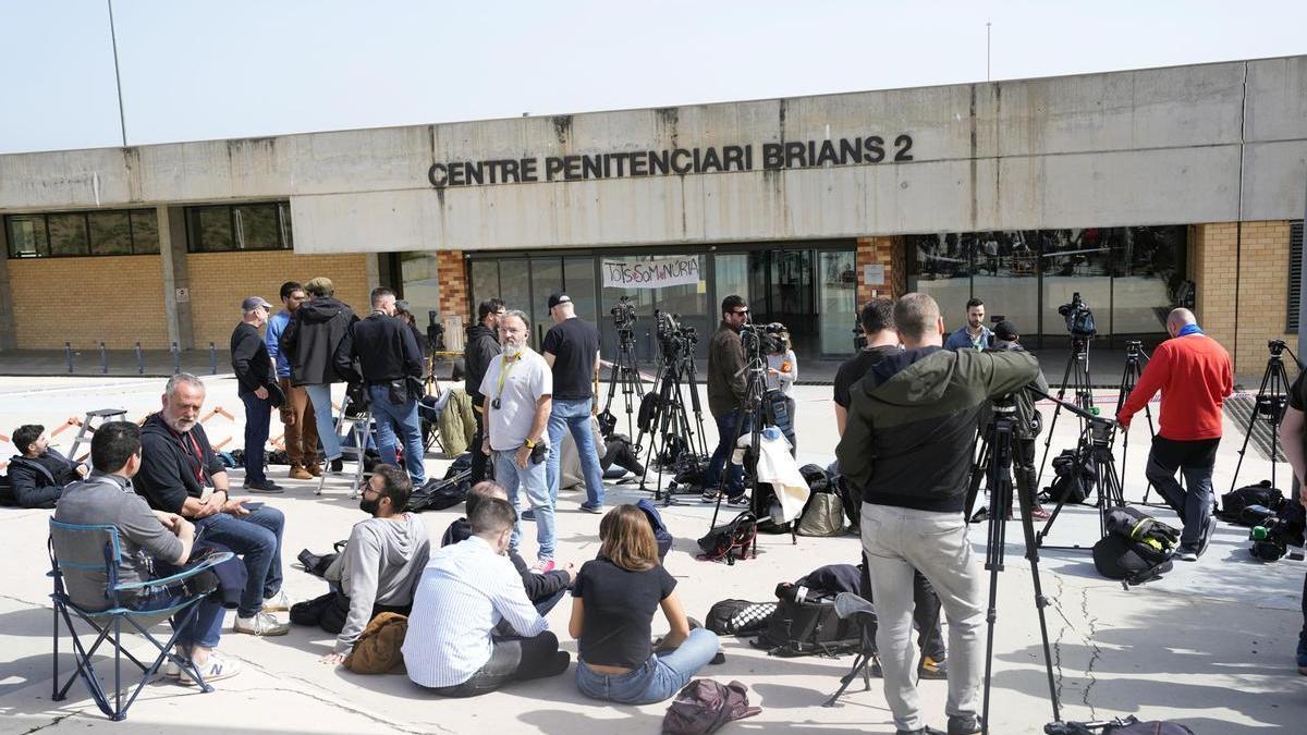 Periodistas esperan la salida de Dani Alves de la cácel de Brians 2.