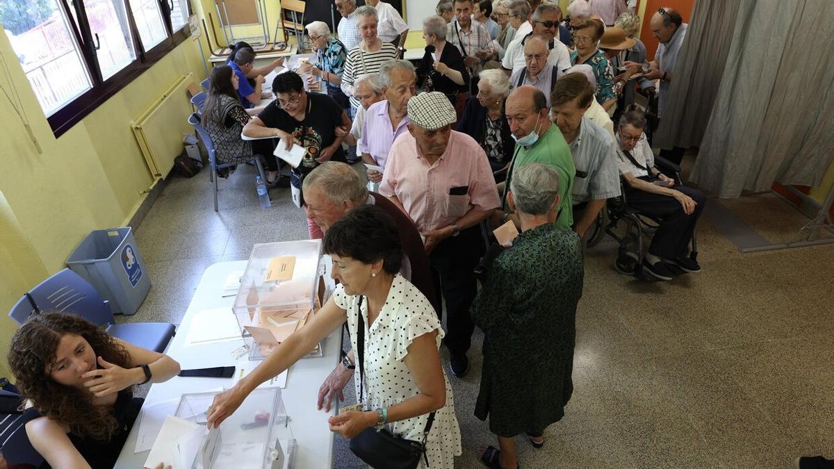 Ambiente electoral en un colegio de Iturrama