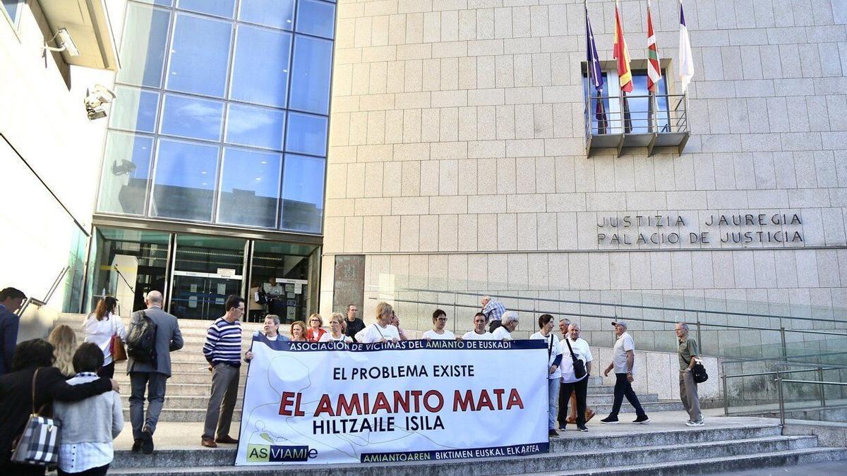 Concentración de la Asociación de Víctimas del Amianto de Euskadi frente a los juzgados de Donostia.