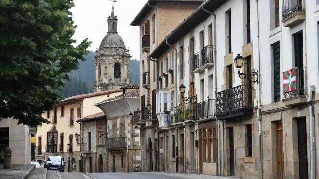Vista de Eskoriatza con la parroquia de San Pedro al fondo.
