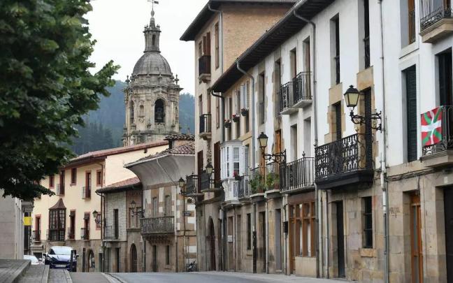 Vista de Eskoriatza con la parroquia de San Pedro al fondo.