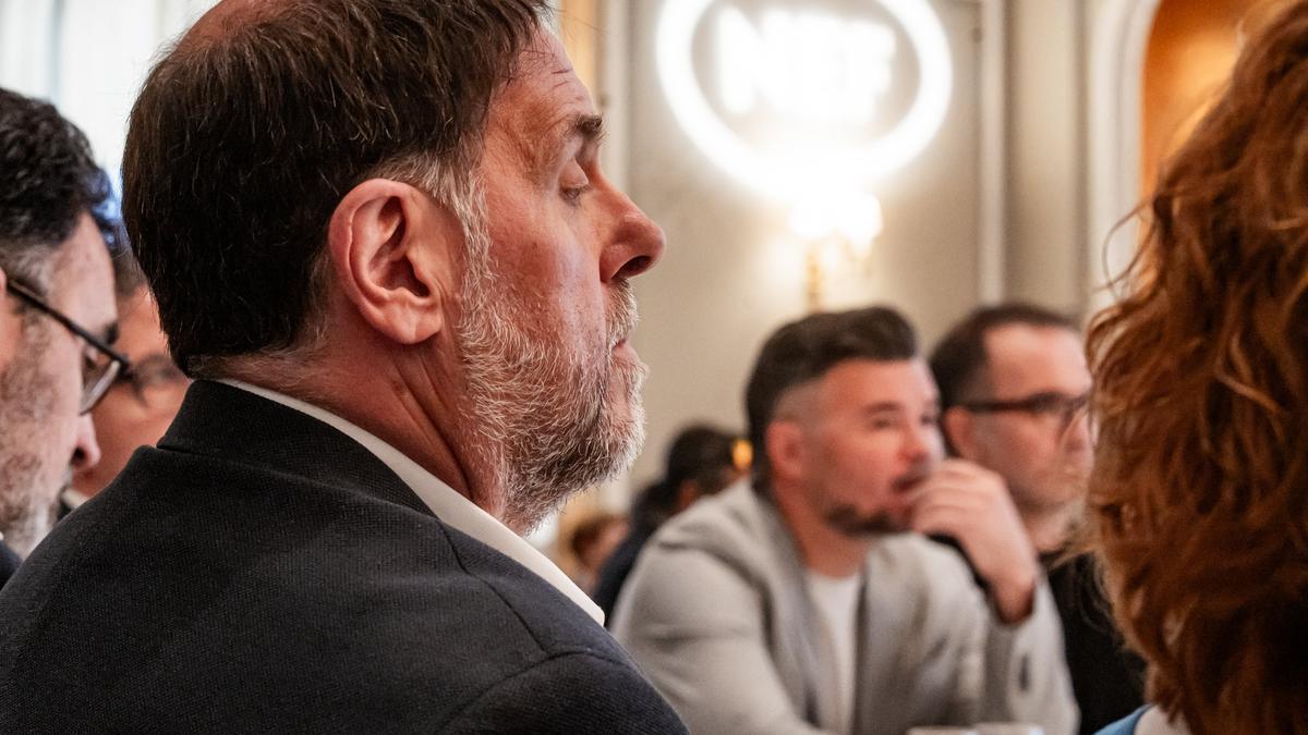 Junqueras, en primer plano, y Rufián, en un desayuno informativo este lunes en Madrid