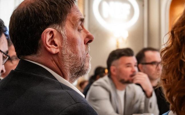 Junqueras, en primer plano, y Rufián, en un desayuno informativo este lunes en Madrid