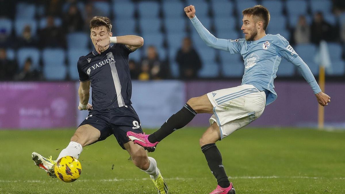 Kieran Tierney, durante el partido de este sábado en Vigo. / SALVADOR SAS