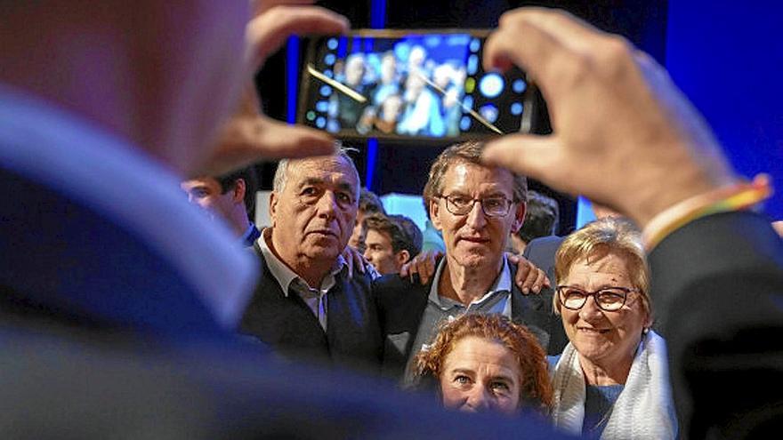 Alberto Núñez Feijóo junto al líder del PP en la Comunidad de Aragón, Jorge Azcón, en un acto del partido con afiliados y simpatizantes. | FOTO: EFE