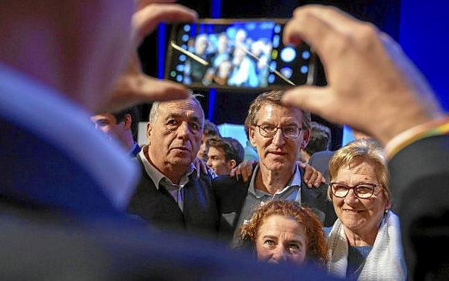 Alberto Núñez Feijóo junto al líder del PP en la Comunidad de Aragón, Jorge Azcón, en un acto del partido con afiliados y simpatizantes. | FOTO: EFE