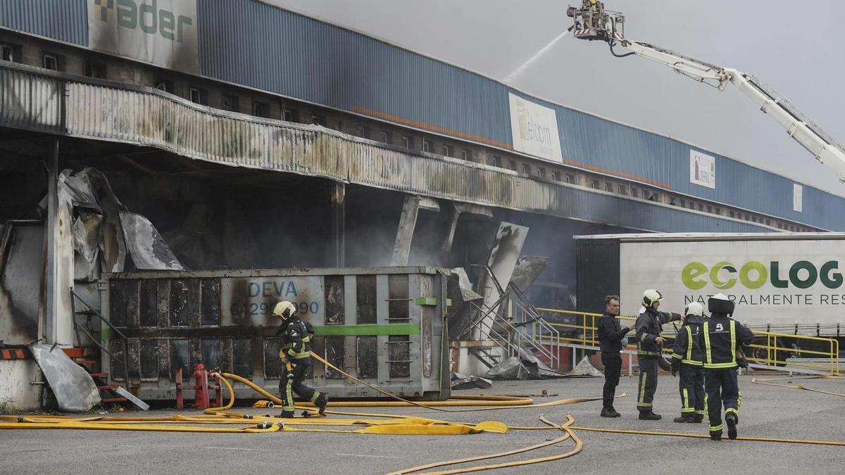 Los Bomberos del Servicio de Emergencias del Principado de Asturias (SEPA) han desplegado un amplio operativo en la zona.