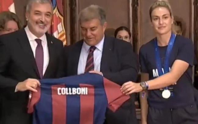 Collboni quitándole la camiseta a Putellas. / Twitter Collboni quitándole la camiseta a Putellas.