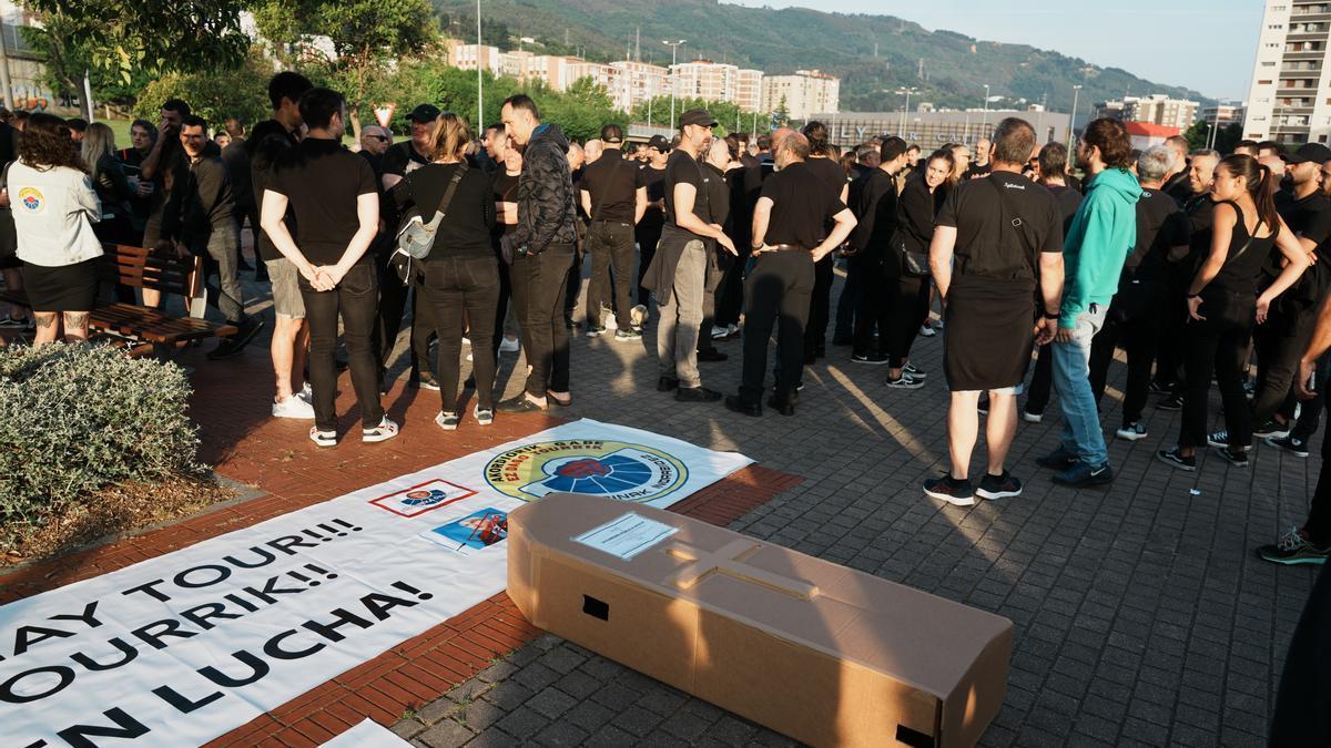 Protesta del movimiento asindical de la Ertzaintza el pasado 3 de junio en el BEC, donde vistieron de luto y portaron ataúdes.