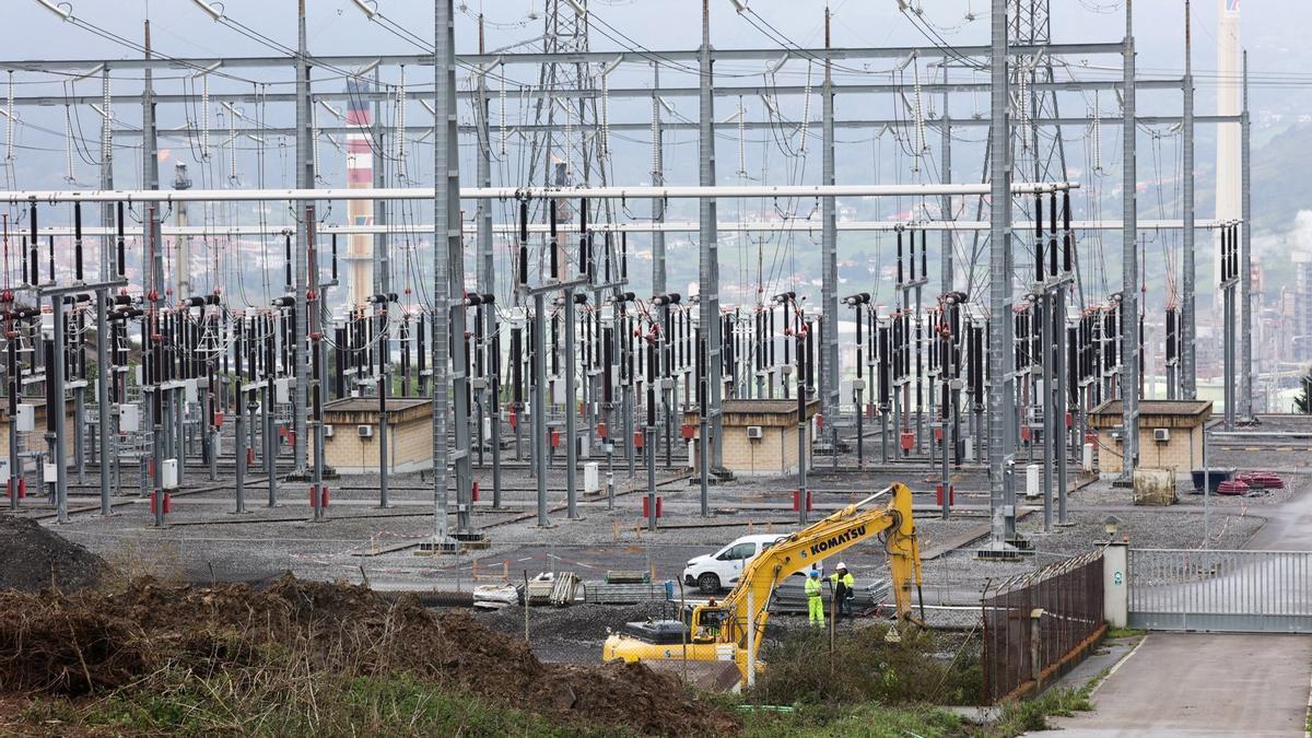 Obras en la subestación eléctrica de Abanto para su ampliación.