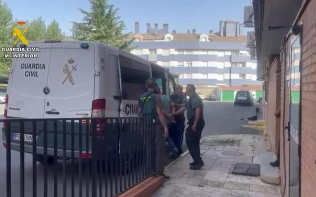 Los agentes de la Guardia Civil trasladan al detenido como autor del incendio en Ávila. / Guardia Civil / Ministerio del Interior Los agentes de la Guardia Civil trasladan al detenido como autor del incendio en Ávila.