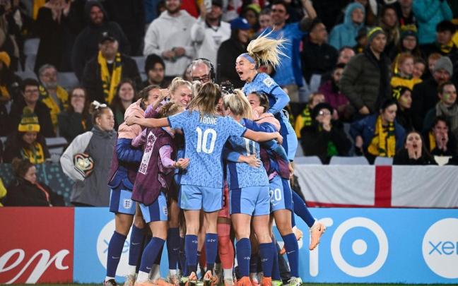 Alessia Russo (Inglaterra) celebra junto a sus compañeras el triunfo contra Australia, en Sydney Alessia Russo (Inglaterra) celebra junto a sus compañeras el triunfo contra Australia, en Sydney