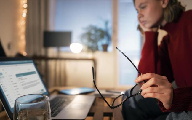 Una mujer revisa la factura de la luz.