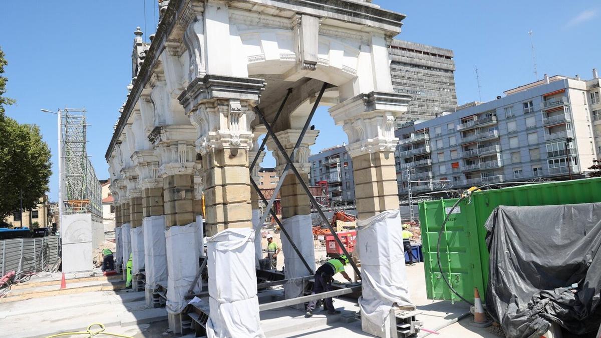 El pórtico del reloj, construido en 1905, aunque reformado después, listo para la operación de traslado.