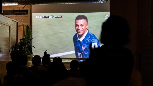 Aficionados ven un partido del Mundial 2026 por televisión.
