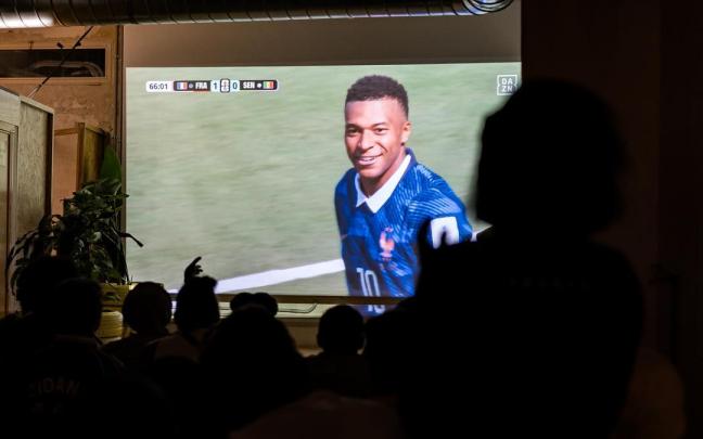 Aficionados ven un partido del Mundial 2026 por televisión.
