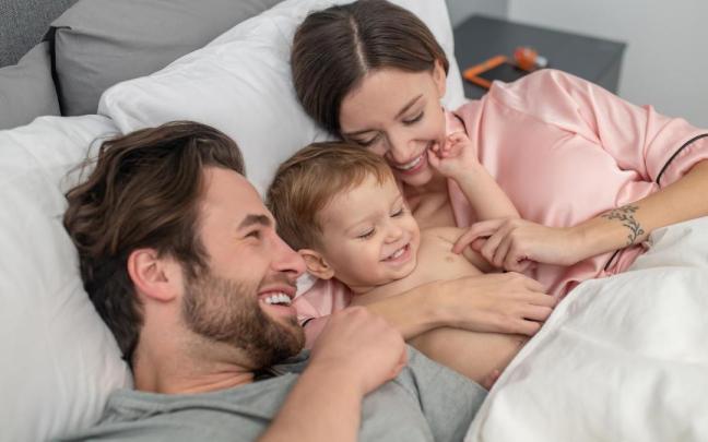 Una pareja con su bebé.