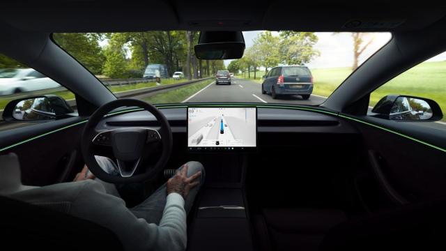 Conducción automatizada total supervisada (FSD) de Tesla.