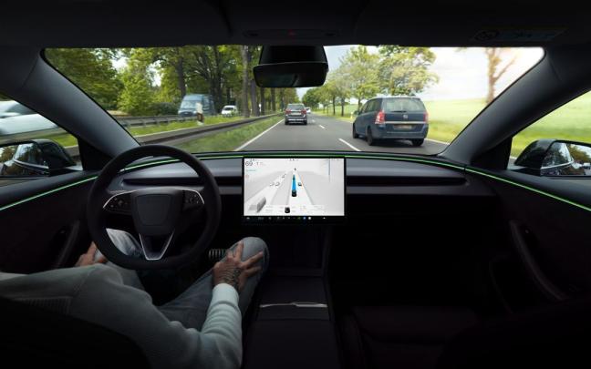 Conducción automatizada total supervisada (FSD) de Tesla.