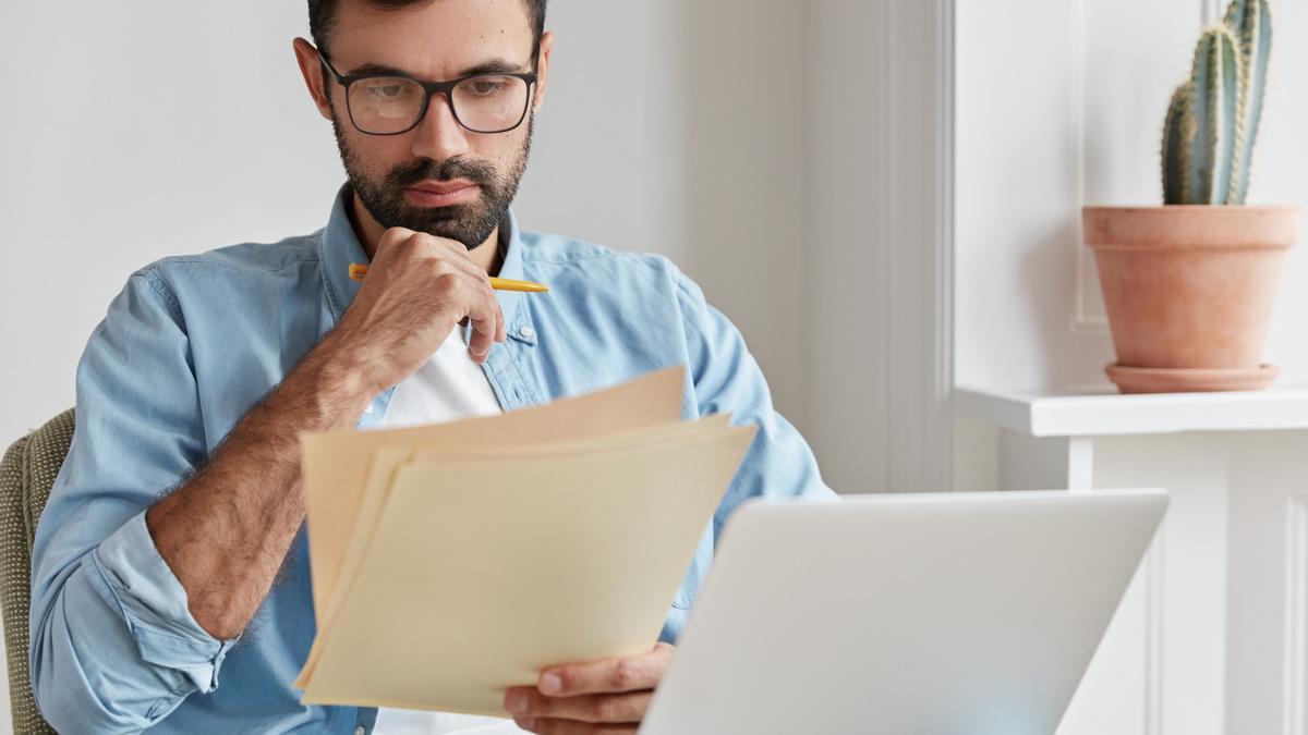Un hombre lee un contrato.