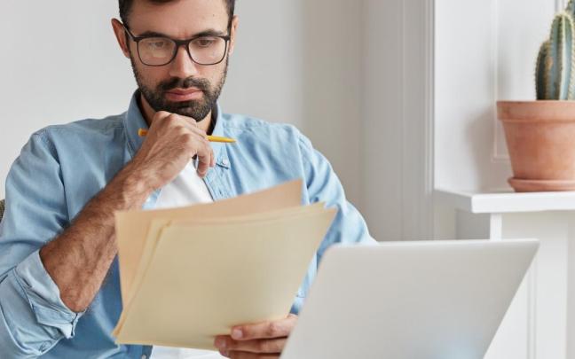 Un hombre lee un contrato.
