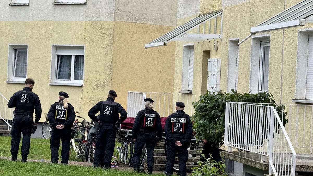 Agentes de la Policía en Wolmirstedt tras un ataque de un individuo contra aficionados que veían un partido de la selección alemana