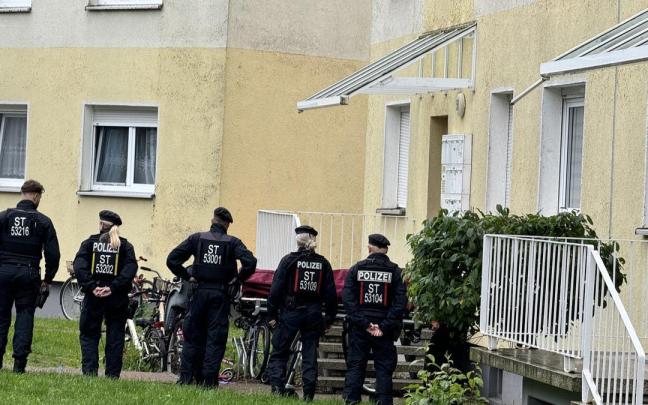Agentes de la Policía en Wolmirstedt tras un ataque de un individuo contra aficionados que veían un partido de la selección alemana / E.P. Agentes de la Policía en Wolmirstedt tras un ataque de un individuo contra aficionados que veían un partido de la selección alemana