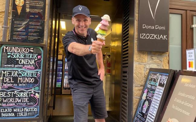 Fernando Alberdi, con un helado de cinco bolas, en el exterior de la heladería Dona Doni de Getaria.