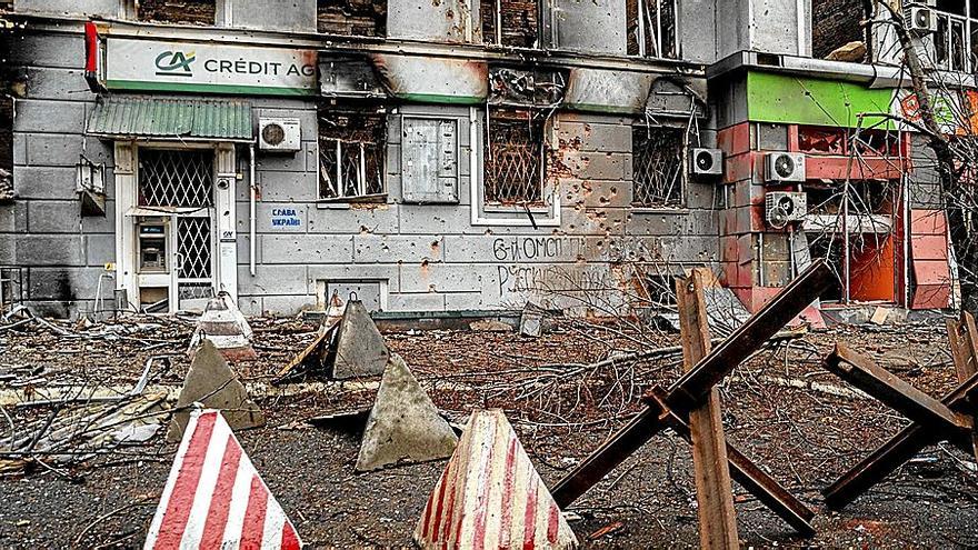 Vista general de una calle de Bajmut destruida tras los últimos ataques.