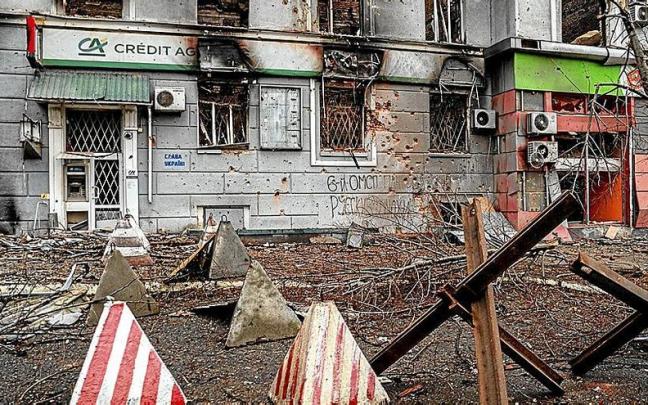Vista general de una calle de Bajmut destruida tras los &uacute;ltimos ataques.