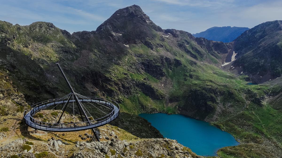 Reloj solar en la zona de lagos.
