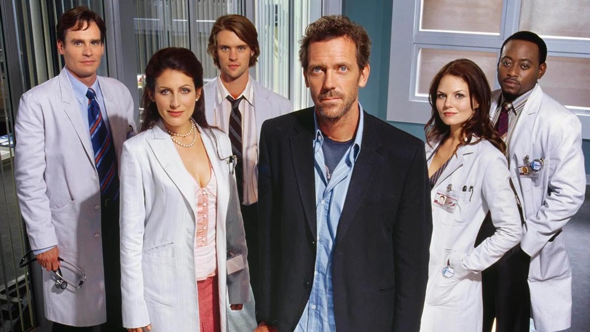 Imagen del elenco principal de la serie ‘House’ con su protagonista, Hugh Laurie (cuarto por la izquierda)