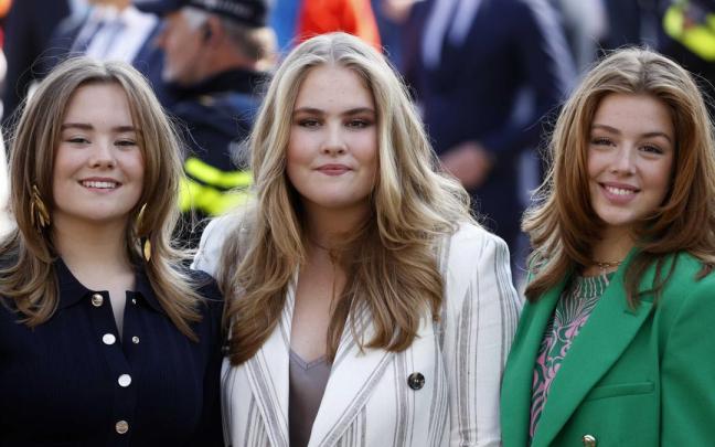 Imagen de archivo de las princesas de Países Bajos; Ariane, Amalia y Alexia.