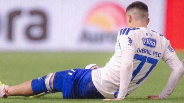 Gabriel Pec, tras recibir la dura entrada.