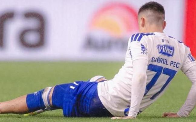 Gabriel Pec, tras recibir la dura entrada.
