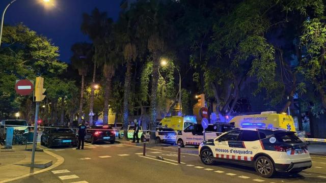 Los Mossos d'Esquadra y la Guàrdia Urbana de la capital catalana acordonan una zona tras un tiroteo.