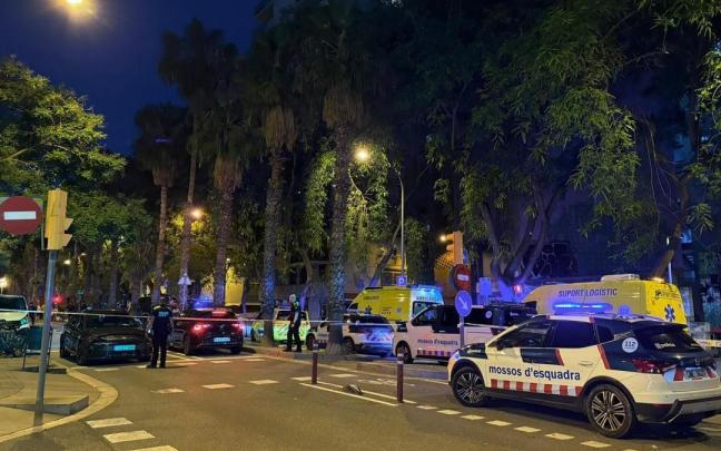 Los Mossos d'Esquadra y la Guàrdia Urbana de la capital catalana acordonan una zona tras un tiroteo.