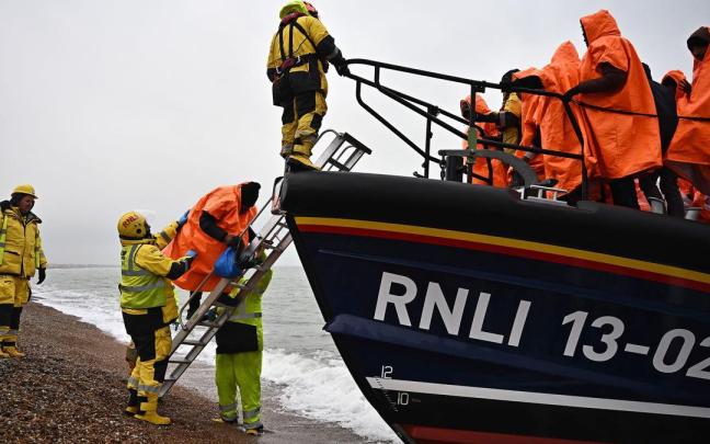 Migrantes a su llegada a territorio británico tras cruzar el Canal de la Mancha.