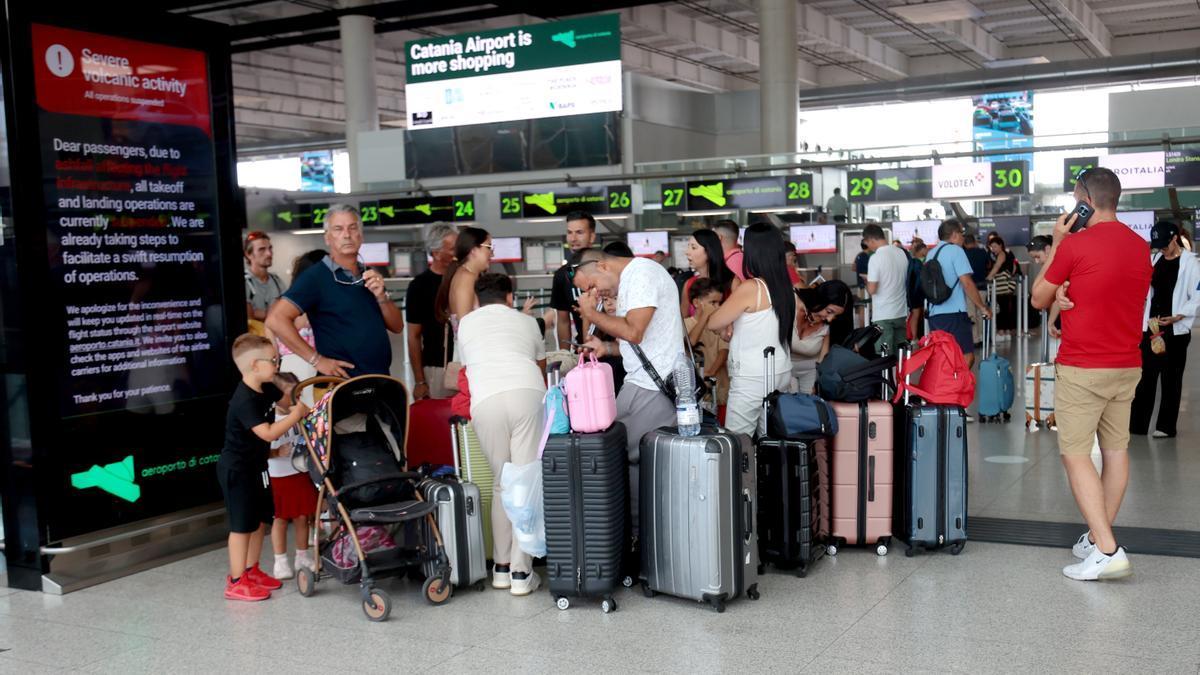 Pasajeros afectados por las cancelaciones de los vuelos en el aeropuerto de Catania por el volcán Etna