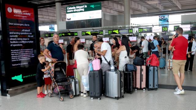 Pasajeros afectados por las cancelaciones de los vuelos en el aeropuerto de Catania por el volcán Etna