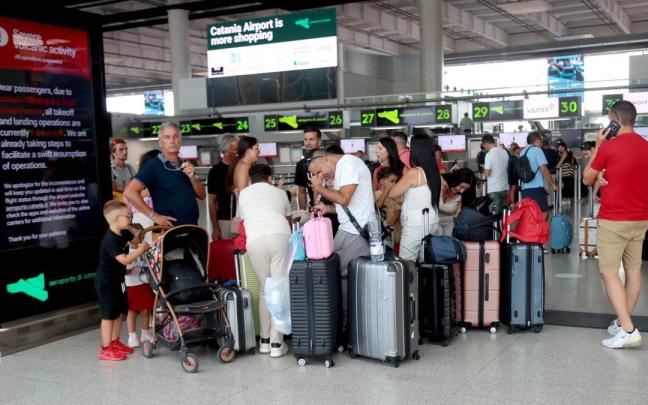 Pasajeros afectados por las cancelaciones de los vuelos en el aeropuerto de Catania por el volcán Etna