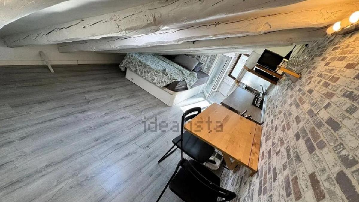 El apartamento, con media cama inservible.