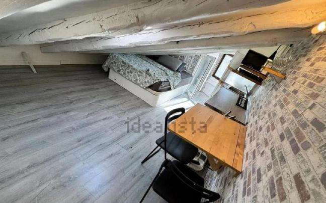 El apartamento, con media cama inservible.