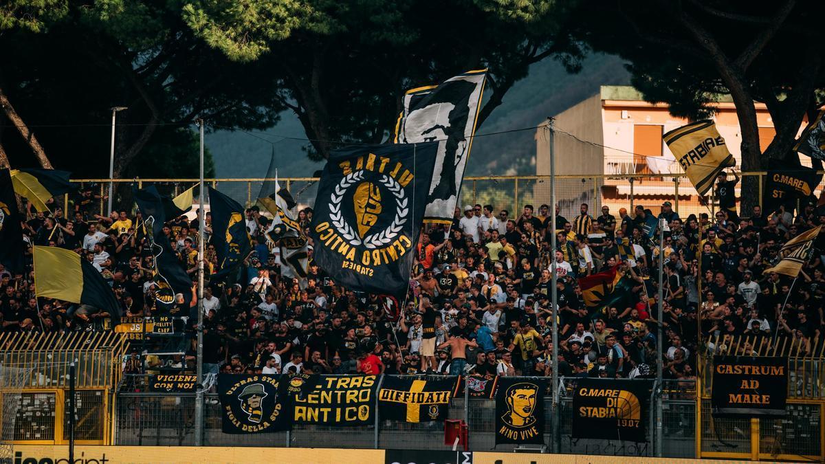 Imagen de uno de los fondos del estadio Romeo Menti, donde el Juve Stabia disputa sus partidos.