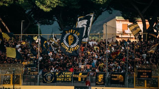 Imagen de uno de los fondos del estadio Romeo Menti, donde el Juve Stabia disputa sus partidos.