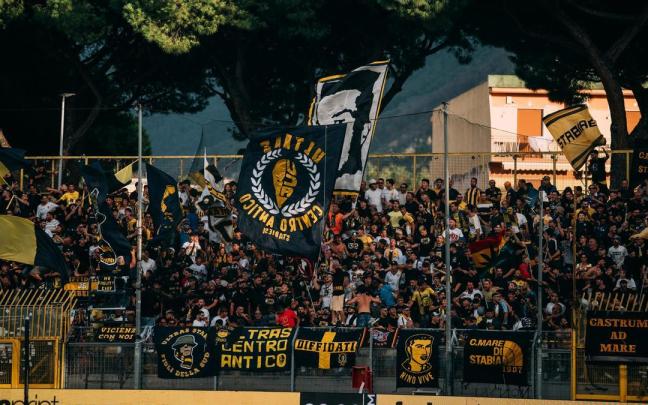 Imagen de uno de los fondos del estadio Romeo Menti, donde el Juve Stabia disputa sus partidos.