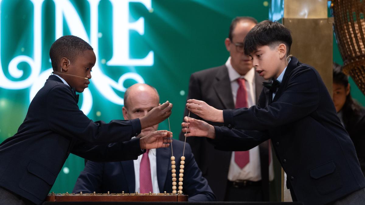 Niños de San Ildefonso durante el sorteo de la Lotería de Navidad 2023.